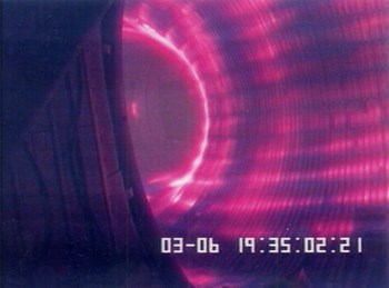 Un plasma dans le tokamak Tore Supra (CEA-Euratom) opérationnel depuis 1988 au CEA-Cadarache (Bouches-du-Rhône). (Click to view larger version...)